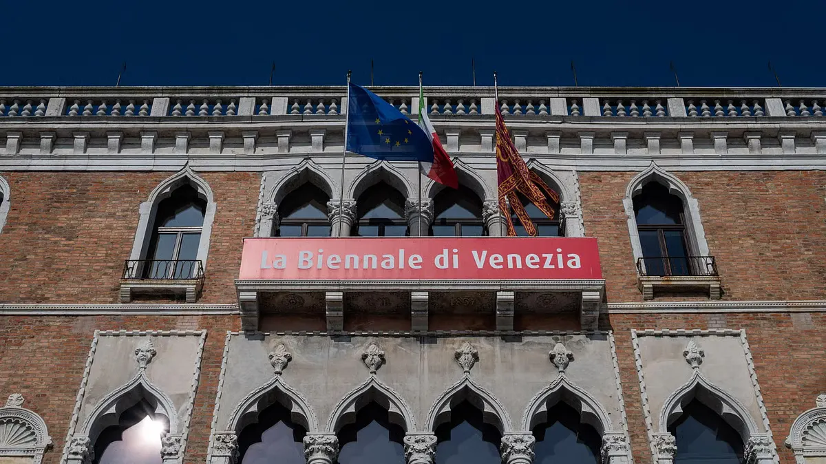 Еврокомиссия отменила грант в размере 2 млн евро для Венецианской биеннале современного искусства, заявив о политическом несогласии с решением допустить участие официального российского павильона.