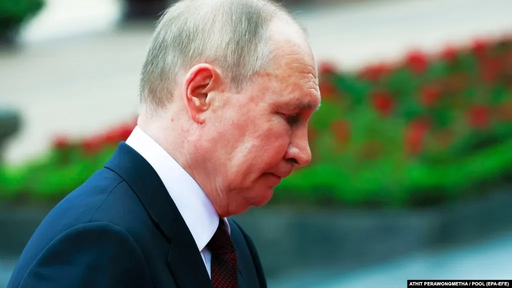 По данным ВЦИОМ и ФОМ, показатели одобрения и доверия к Владимиру Путину опустились до одних из самых низких значений за последние четыре года и снижаются уже седьмую неделю подряд.