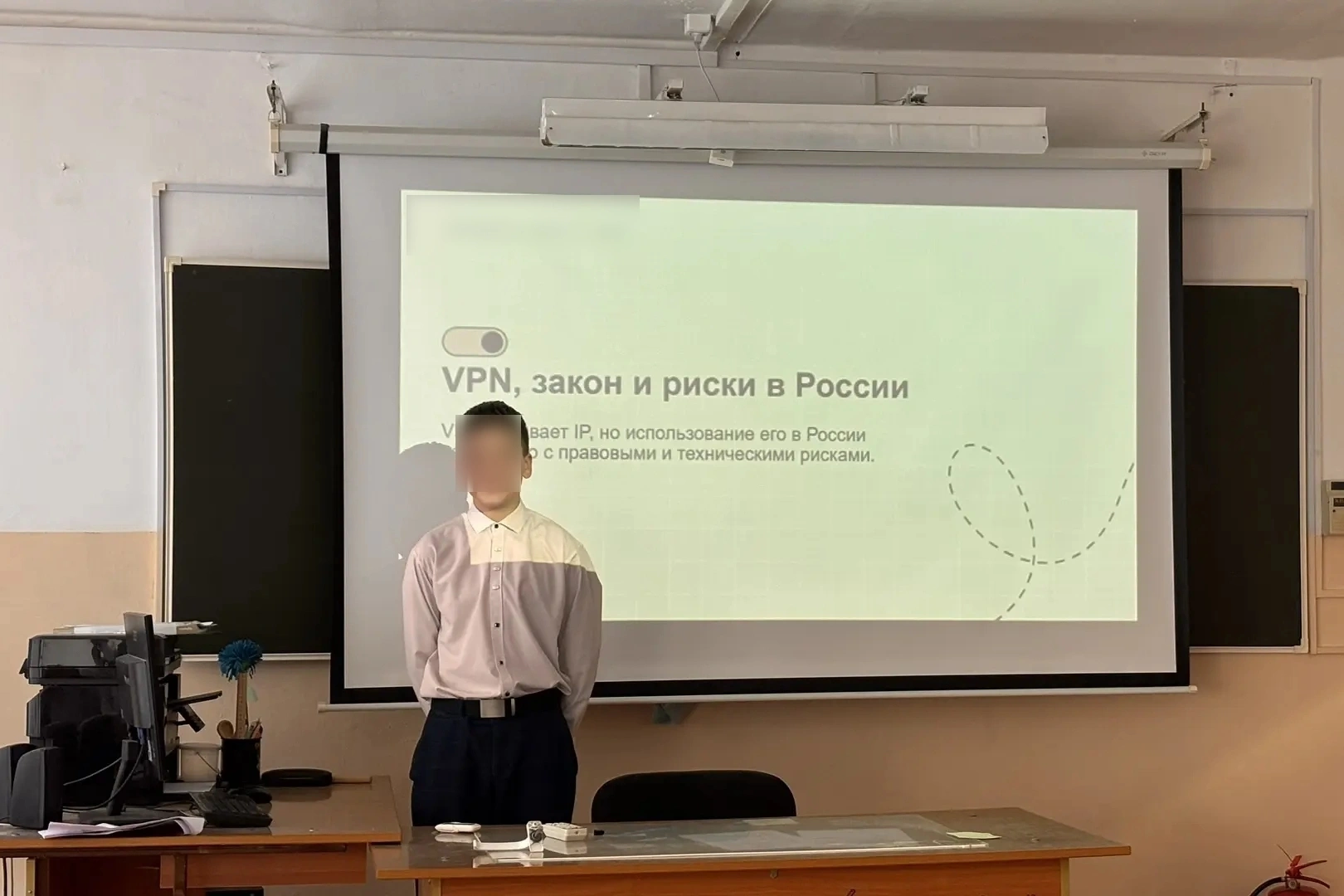 В учебных заведениях разных регионов России начали проводить специальные уроки по цифровой безопасности, где школьникам рассказывают о рисках использования VPN, утечке персональных данных и возможных правовых последствиях онлайн-активности.