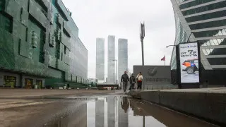 По оценке ЦБ и экспертов рынка труда, дефицит кадров в России ослабевает: предприятия сворачивают массовый найм, переводят сотрудников на частичную занятость и осторожно подходят к повышению зарплат.