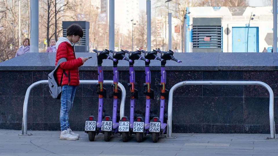 Столичный вуз предложил разрешать аренду электросамокатов только через государственный мессенджер Max и использовать его для контроля как сервисов кикшеринга, так и частных владельцев СИМ.