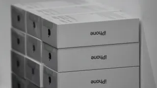 Крупные продавцы электроники в России столкнулись с избытком флагманских смартфонов Apple и Samsung на складах. На фоне падения спроса ритейлеры вынуждены существенно снижать цены и распродавать устройства с крупными скидками.