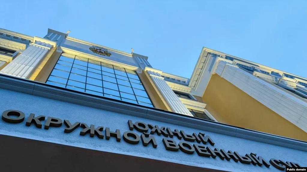 Южный окружной военный суд приговорил троих молодых людей из Ростова-на-Дону к срокам от восьми до десяти лет лишения свободы по делу о подготовке поджога военных комиссариатов. Дело рассматривалось как преступление террористической и диверсионной направленности на фоне ужесточения законодательства после начала войны в Украине.