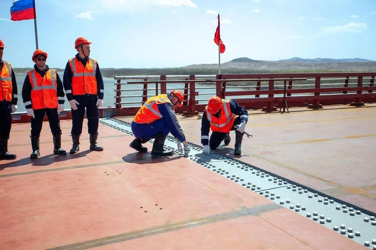 К июню 2026 года на границе России и КНДР планируют открыть первый прямой автодорожный мост через реку Туманная, который должен усилить торговые и транспортные связи между странами.