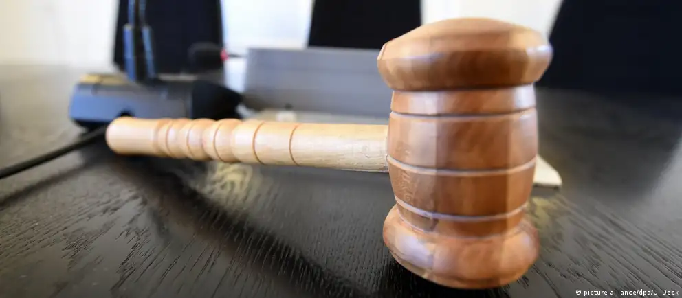 Суд признал 24‑летнего мужчину виновным в демонстрации запрещённой символики — дело основывалось на рапорте сотрудника регионального центра по противодействию экстремизму. Ранее Верховный суд признал соответствующее движение экстремистским.