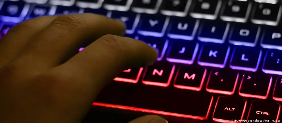 Минцифры прорабатывает механизм сборов за международный интернет‑трафик, к которому предполагается относить и трафик VPN при доступе к запрещённым ресурсам. Введение платы предлагают прежде всего для мобильных сетей; операторы могут ответить фильтрацией трафика или повышением стоимости доступа к зарубежным каналам.