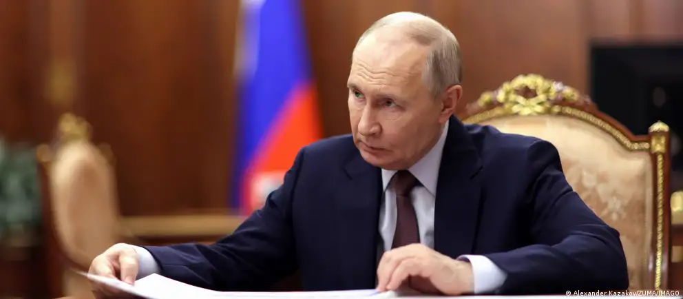 Президент России утвердил поправки в антикоррупционное законодательство: государство перестанет контролировать сделки, совершённые до назначения на должность, а чиновники будут отчитываться об общем семейном доходе вместо индивидуальных деклараций каждого члена семьи.