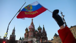 На фоне падения ВВП, снижения спроса и роста налогов объем просроченных долгов между российскими компаниями достиг рекордных 8,2 трлн рублей — почти 4% ВВП, сильнее всего пострадали обрабатывающая промышленность и торговля.