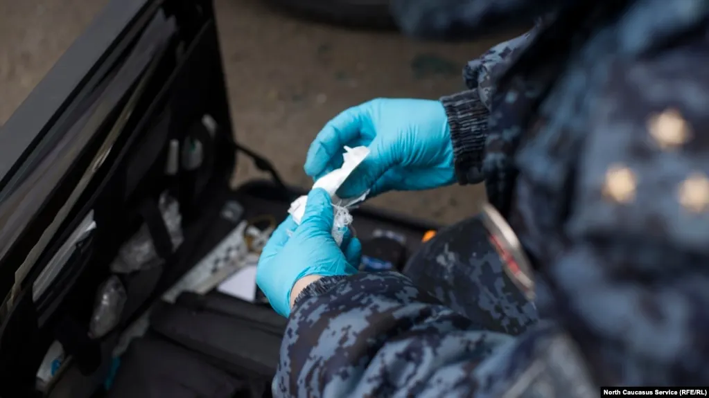 Кабинет министров в целом согласен с инициативой Верховного суда о смягчении наказаний за незаконный оборот наркотиков и замене части реальных сроков принудительным лечением и альтернативными мерами, но выступает против снижения максимальных сроков за хранение в крупном и особо крупном размере.