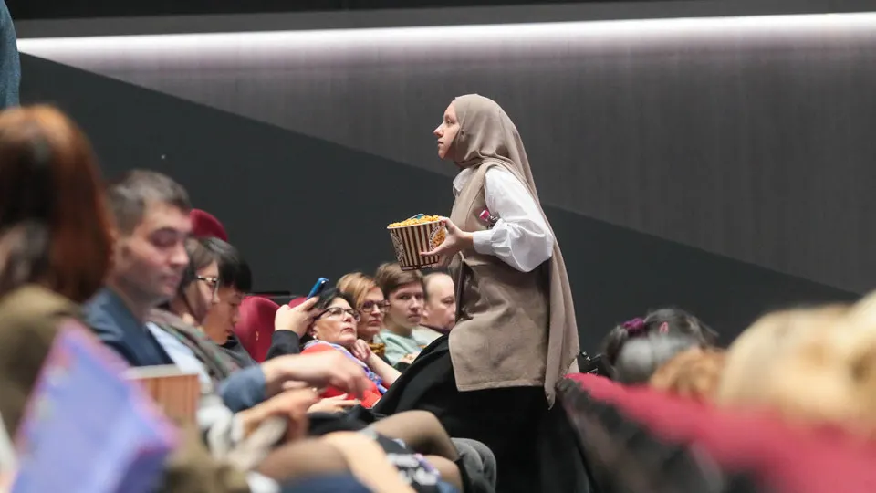 Ассоциация владельцев кинотеатров рекомендует на время майских праздников не показывать иностранные фильмы без прав и прокатных удостоверений, чтобы поддержать российский репертуар, в том числе картину «Литвяк».