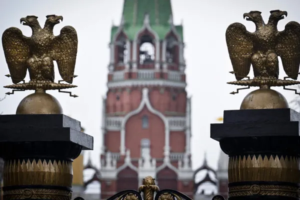 Некоторые российские стриминговые сервисы начали показывать в начале фильмов уведомления о том, что в картинах были удалены или скрыты фрагменты в соответствии с действующим законодательством; платформы указывают, что отметки делает правообладатель.