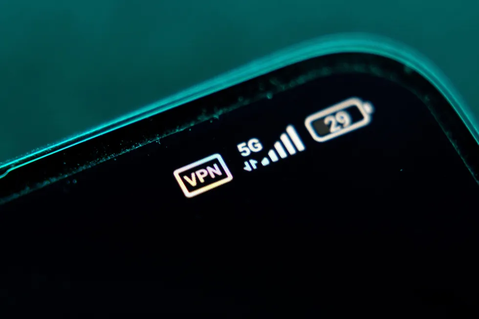 Ассоциация «Отечественный софт» направила в правительство письмо с критикой действующей политики блокировок и ограничений VPN. Разработчики предупреждают о системных сбоях в работе Рунета, рисках для отечественной ИТ-отрасли и оттока кадров и предлагают создать совместный с ИТ-сообществом орган для выработки новой, более взвешенной политики.