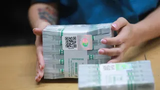 За одну неделю россияне сняли со счетов около 240 млрд рублей, опасаясь сбоев безналичных платежей и ужесточения контроля за переводами на карты. Общий объем наличных в обращении приблизился к 20 трлн рублей, на что власти отвечают планами ограничить крупные внесения наличных и усилить финансовый мониторинг.