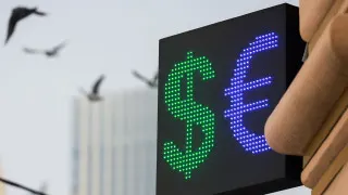 Центробанк установил минимальный с февраля 2023 года курс доллара — 74,59 рубля. Укреплению рубля способствуют рост цен на нефть, высокие экспортные доходы и приостановка бюджетного правила, однако власти уже обсуждают досрочное возвращение на валютный рынок.