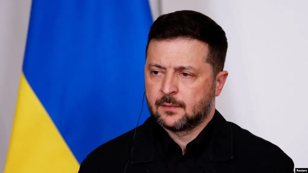 Президент Украины заявил, что инициатива о временном прекращении огня может служить тактическим ходом России для обеспечения парада; при этом он поддерживает гуманитарные инициативы, защищающие мирных и обмены пленными.