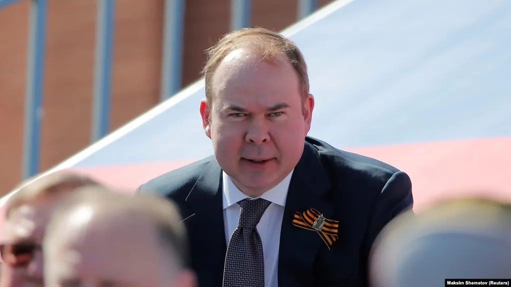 Матери главы президентской администрации и первого вице-премьера России получили в общей сложности миллиарды рублей, выступая кредиторами оборонной группы «Сфера» и получая проценты и права требования по её долгам.