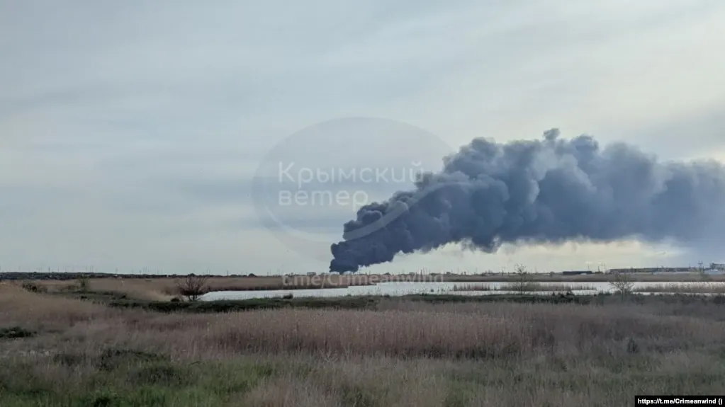 В результате ночных ударов дронов по промышленным и энергетическим объектам в Самарской и Нижегородской областях есть погибший и раненые, зафиксированы пожары на нефтяной инфраструктуре; сообщения также поступают об ударах по объектам в Крыму и на юге России.