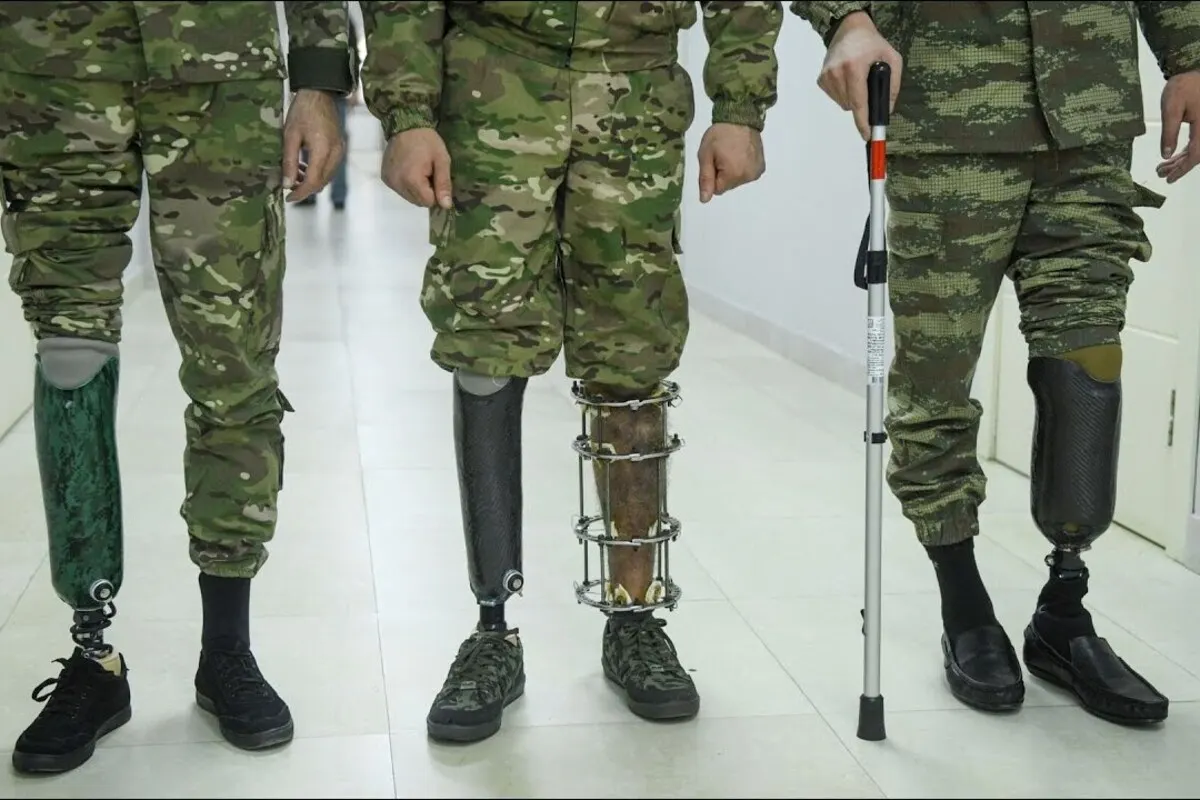 Минтруд подготовил проект новых правил, по которым квоты на трудоустройство людей с инвалидностью, включая ветеранов боевых действий, должны распространяться на все структурные подразделения компаний — от офисов до магазинов и цехов. Эксперты предупреждают, что без компенсаций и льгот это усилит нагрузку на бизнес и может привести к дискриминации как работодателей, так и сотрудников с инвалидностью.