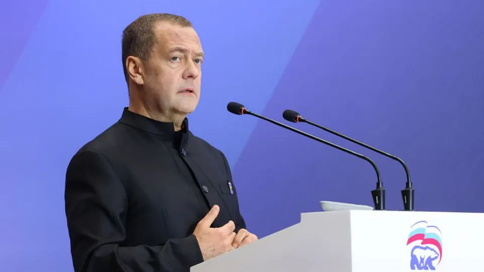 Зампред Совбеза Дмитрий Медведев заявил, что ядерный апокалипсис «реально возможен», потребовал к этому готовиться и связал риск с обострением международной ситуации и прекращением действия СНВ‑III.
