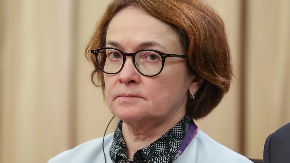 Центробанк сообщил о замедлении экономики России в первом квартале 2026 года: ВВП сократился, промышленность оказалась на грани рецессии, а потребители перешли в режим экономии. Среди причин названы налоговые изменения, меньшее число рабочих дней и неблагоприятные погодные условия, несмотря на дополнительные нефтяные доходы от роста цен на нефть.