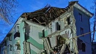 В Сызрани во время массированной атаки беспилотников один из дронов попал в жилую многоэтажку, частично обрушился подъезд, из-под завалов спасены дети и взрослые; еще один аппарат повредил десятиэтажный дом. Ночью ПВО сообщила о перехвате более 150 дронов в ряде регионов, работа нескольких аэропортов временно ограничивалась.