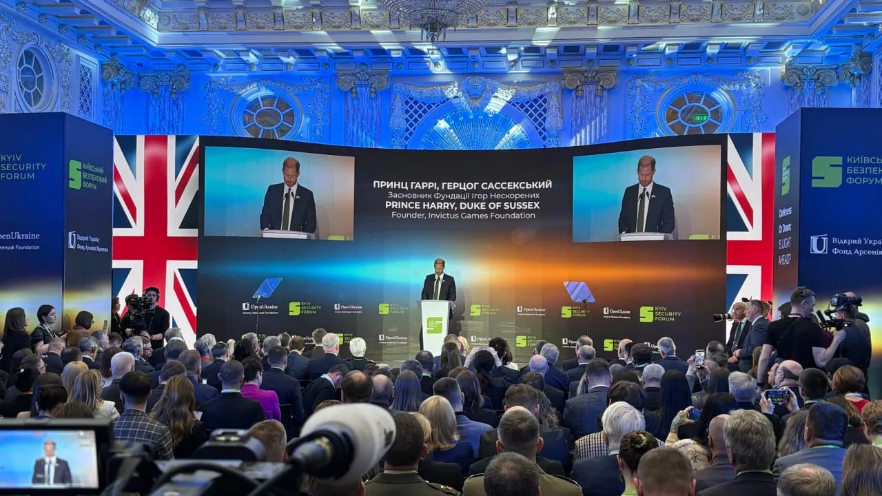 Принц Гарри, прибывший в Украину как частное лицо, на форуме в Киеве заявил, что выступает как бывший военный, гуманитарный деятель и друг Украины, призвал Владимира Путина прекратить боевые действия и напомнил США об их обязательствах по гарантиям безопасности Украины.