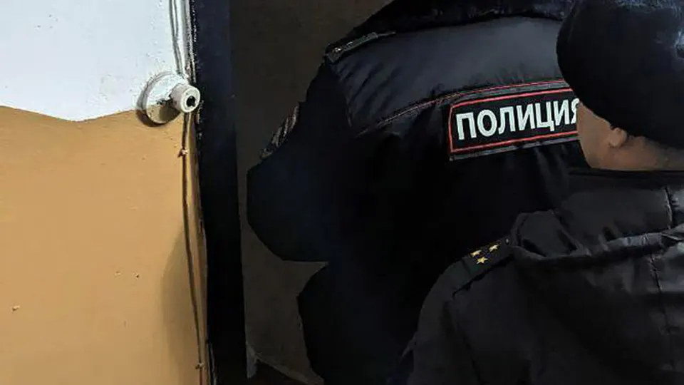 В столице задержали двух молодых людей, которые оставили на дверях квартир троих сотрудников Роскомнадзора молотки со следами бурой жидкости, похожей на кровь. По факту возбуждено уголовное дело о хулиганстве. Инцидент произошёл на фоне масштабной блокировки Telegram и резкого роста скачиваний VPN-сервисов.