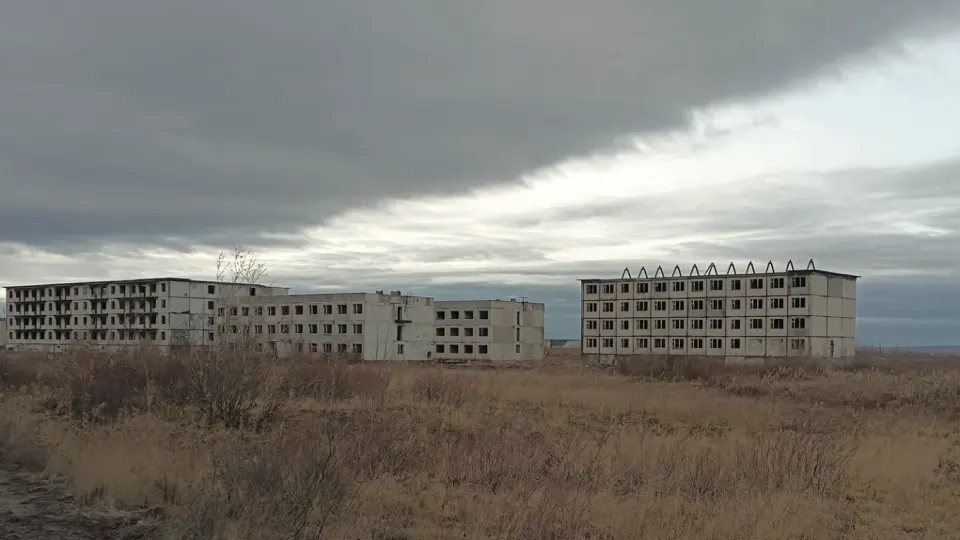 Несмотря на многолетние призывы к многодетности и ограничения абортов, число рождений в России в 2026 году, по оценкам демографов, продолжает падать и достигло минимумов за более чем 200 лет, тогда как власти нацелены поднять суммарный коэффициент рождаемости до уровней позднего СССР.