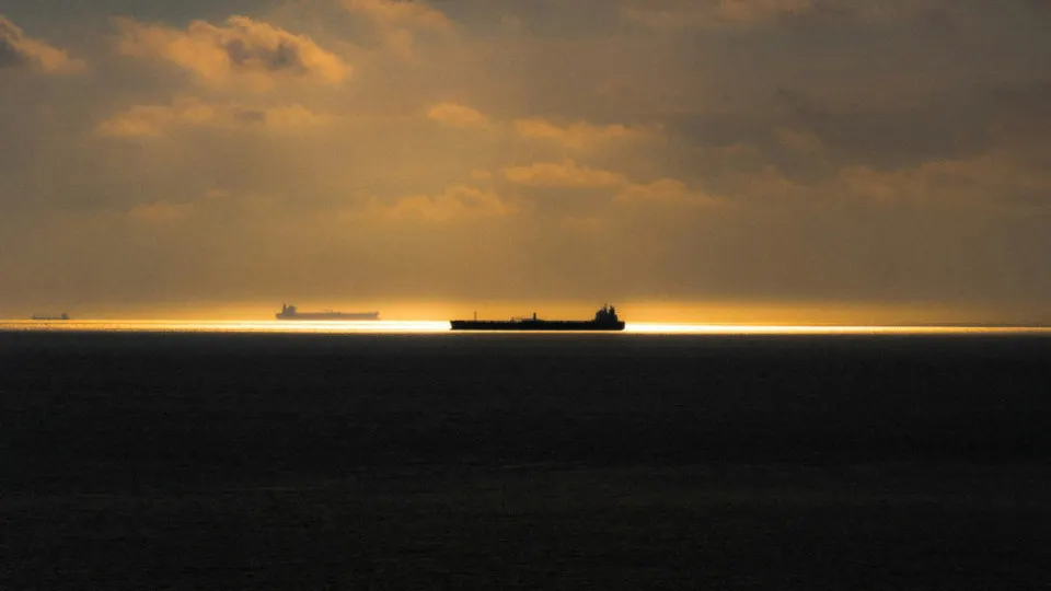 После досмотров танкеров в Швеции и жесткой риторики британских властей суда, перевозящие российскую нефть, выбирают более длинные маршруты, чтобы избежать повышенного контроля, что ведет к росту затрат и рисков.