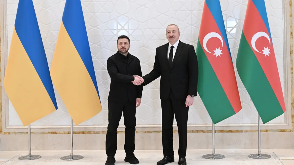Ильхам Алиев заявил о поддержке суверенитета и территориальной целостности Украины и сообщил о перспективах совместного военно-промышленного производства с Киевом. Лидеры двух стран подписали шесть соглашений и обсудили оборонное, энергетическое и гуманитарное сотрудничество, а также возможные мирные переговоры при посредничестве Азербайджана.