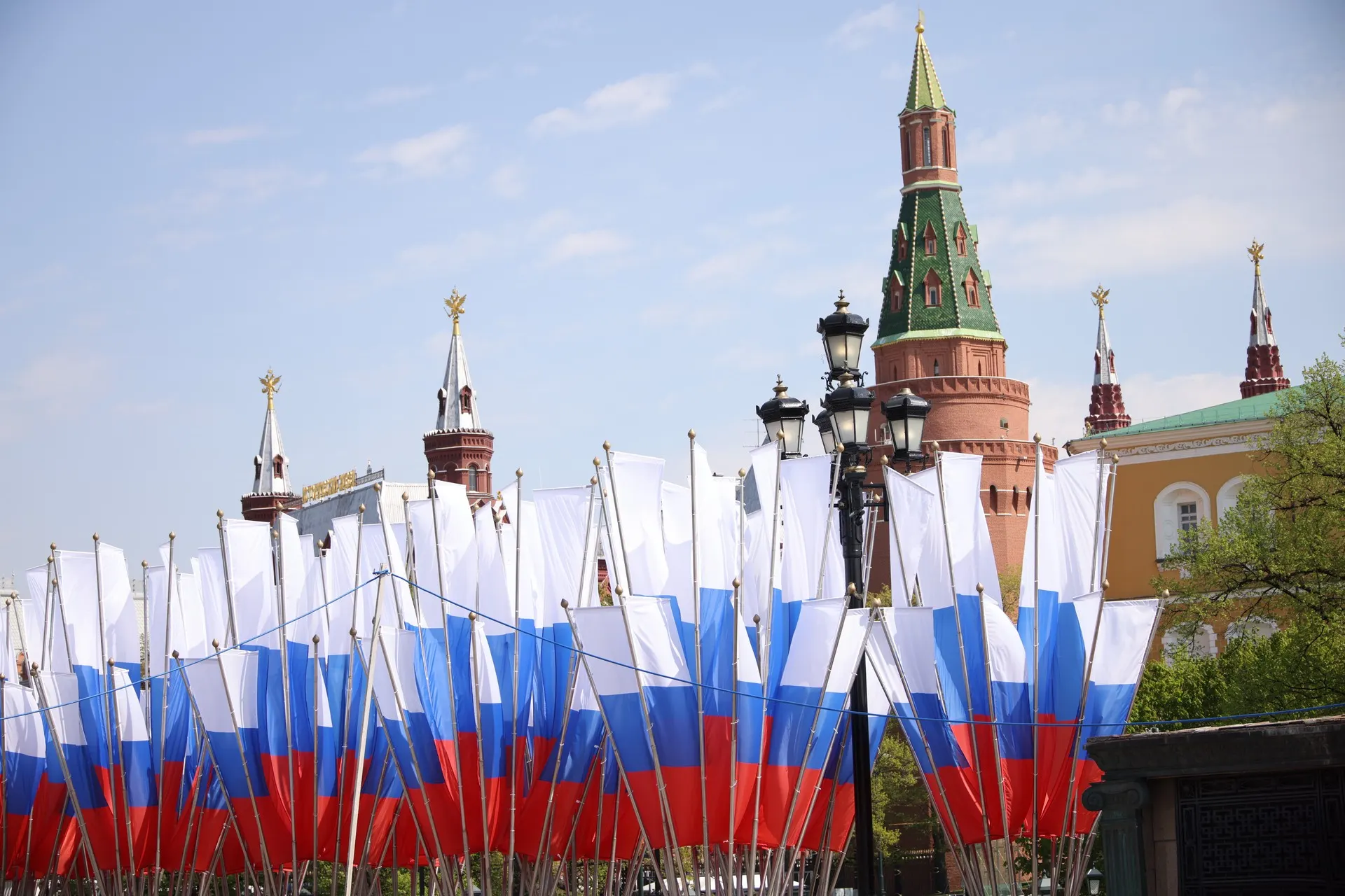Минобороны объявило о прекращении боевых действий с 0:00 8 мая до 10 мая и заявило о готовности нанести массированный ракетный удар по центру Киева в случае провокаций.