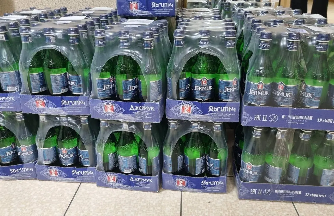 Роспотребнадзор временно запретил продажу армянской воды «Джермук» в России: под ограничение попали минеральная, питьевая и газированная вода в бутылках объёмом 0,33–1,5 л.