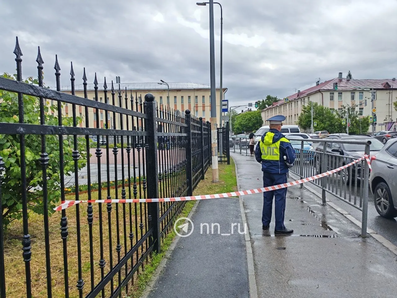 Ночью над регионами были сбиты беспилотники. В Нижнем Новгороде здание областного суда получило повреждения, пострадавших пока не зафиксировано; на месте работают полиция, МЧС и спецслужбы.