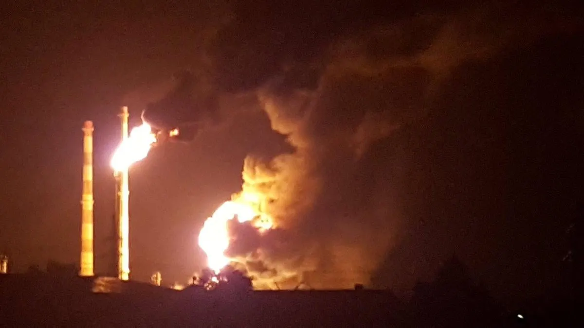 После удара беспилотников на заводе NORSI в Нижегородской области была выведена из работы основная установка переработки CDU-6. В центральных регионах зафиксированы перебои на нескольких НПЗ, есть погибшие и пострадавшие.