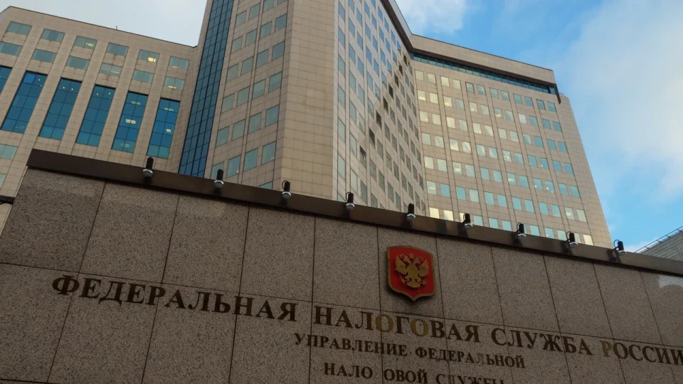 Налоговики стали внимательнее проверять перерегистрацию ИП, которую предприниматели использовали для оптимизации НДС. За фиктивное переоформление грозят доначисления, пени и штрафы, а ужесточение происходит на фоне роста дефицита федерального бюджета.