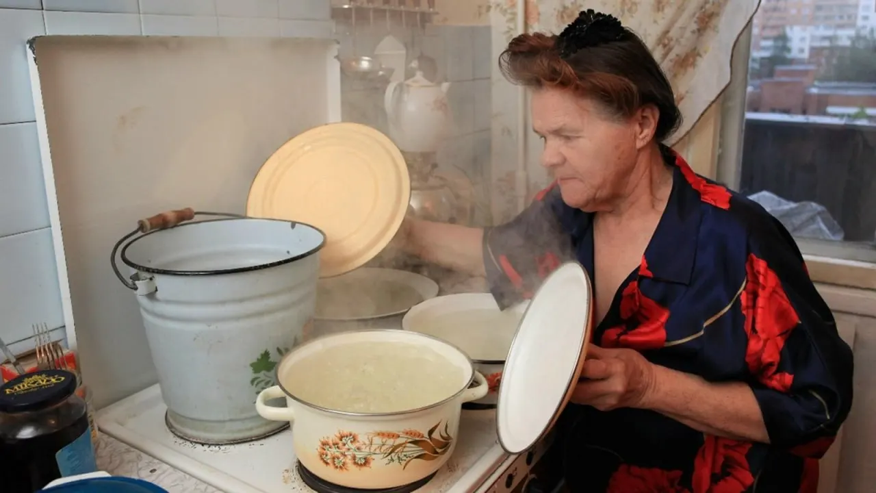 «Т Плюс» проводит опрессовку коллекторов и магистральных сетей от Кировской ТЭЦ‑4. Из-за работ горячая вода в северной части города будет ограничена с 18 по 24 мая; при выявлении дефектов срок может быть продлён до двух недель.