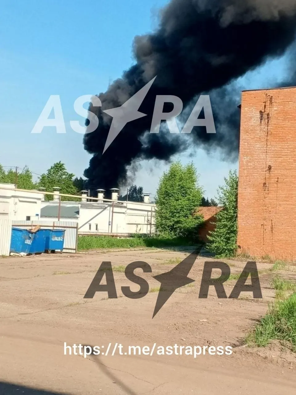 По данным аналитиков, беспилотные летательные аппараты в районе птицефабрики в Глазове могли целиться в подстанцию «Звездная», через которую проходит энерготранзит с Кировской областью. На месте также зафиксировали пожар автомобильных покрышек; вводились сигналы «Беспилотная опасность» и «Опасное небо».