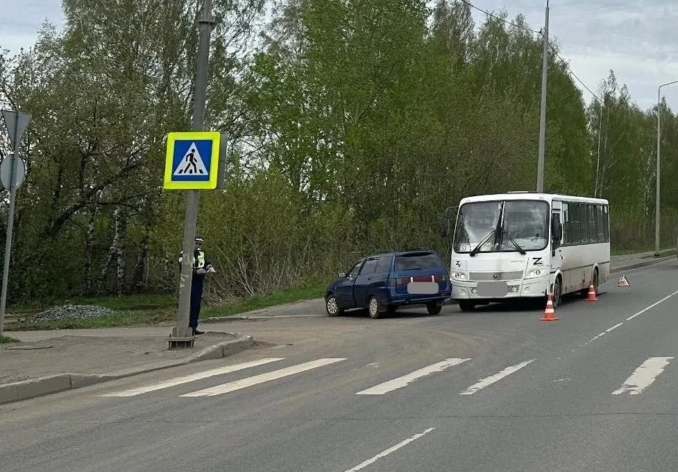 14 мая автобус маршрута №53 и ВАЗ-2111 столкнулись на ул. Щорса. В салоне автобуса пострадала 67‑летняя пассажирка.