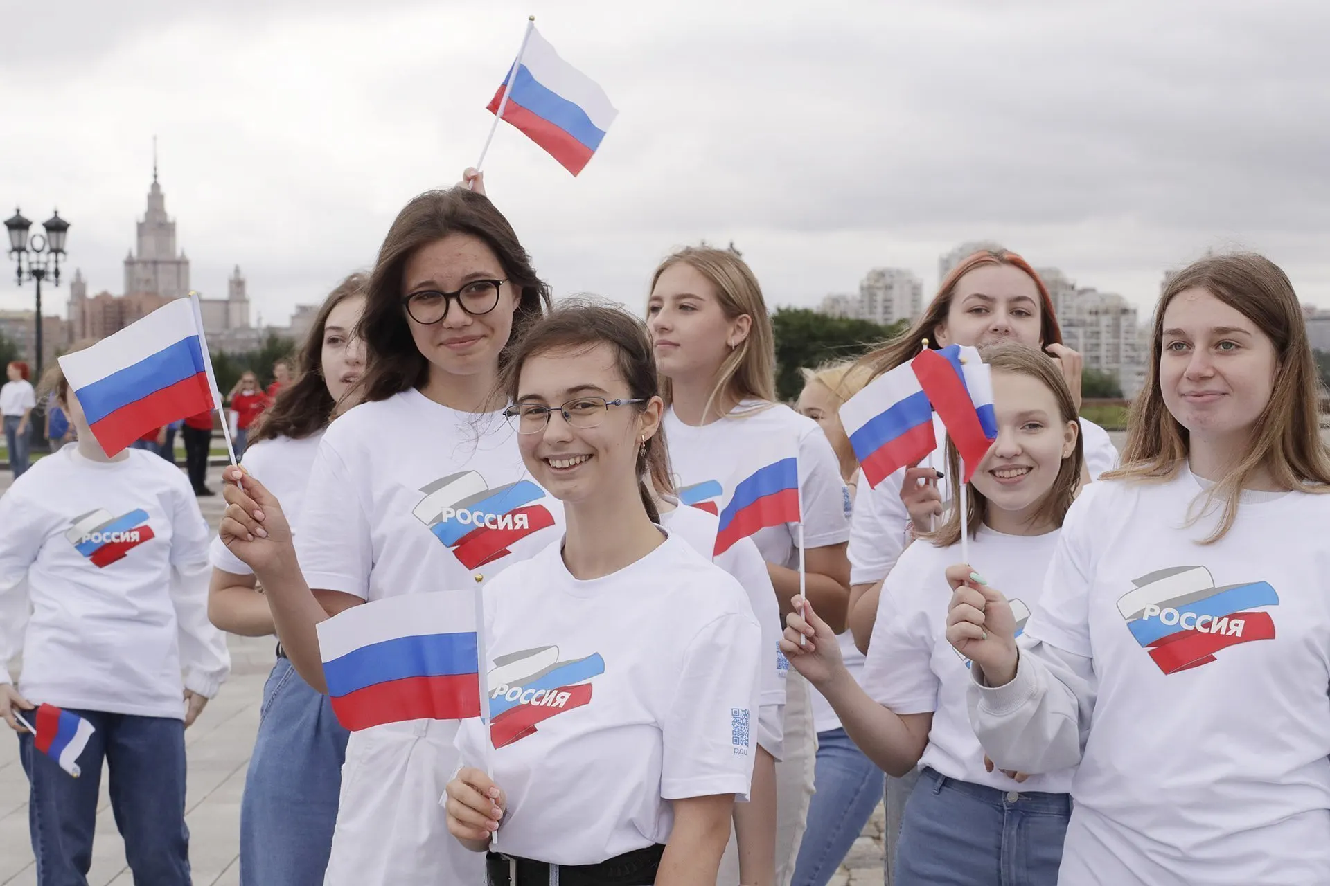 Государство планирует значительное увеличение финансирования патриотических программ, однако эксперты сомневаются в адекватности показателей эффективности: многие индикаторы измеряют не убеждения людей, а активность по числу «участий» и просмотров.