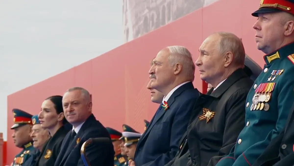Во время торжеств в честь Дня Победы президент назвал праздник священным, подчеркнул заслуги советского народа и связал подвиг поколений с современными задачами «специальной военной операции». На трибуне впервые рядом с ветераном Великой Отечественной разместили участника «СВО».