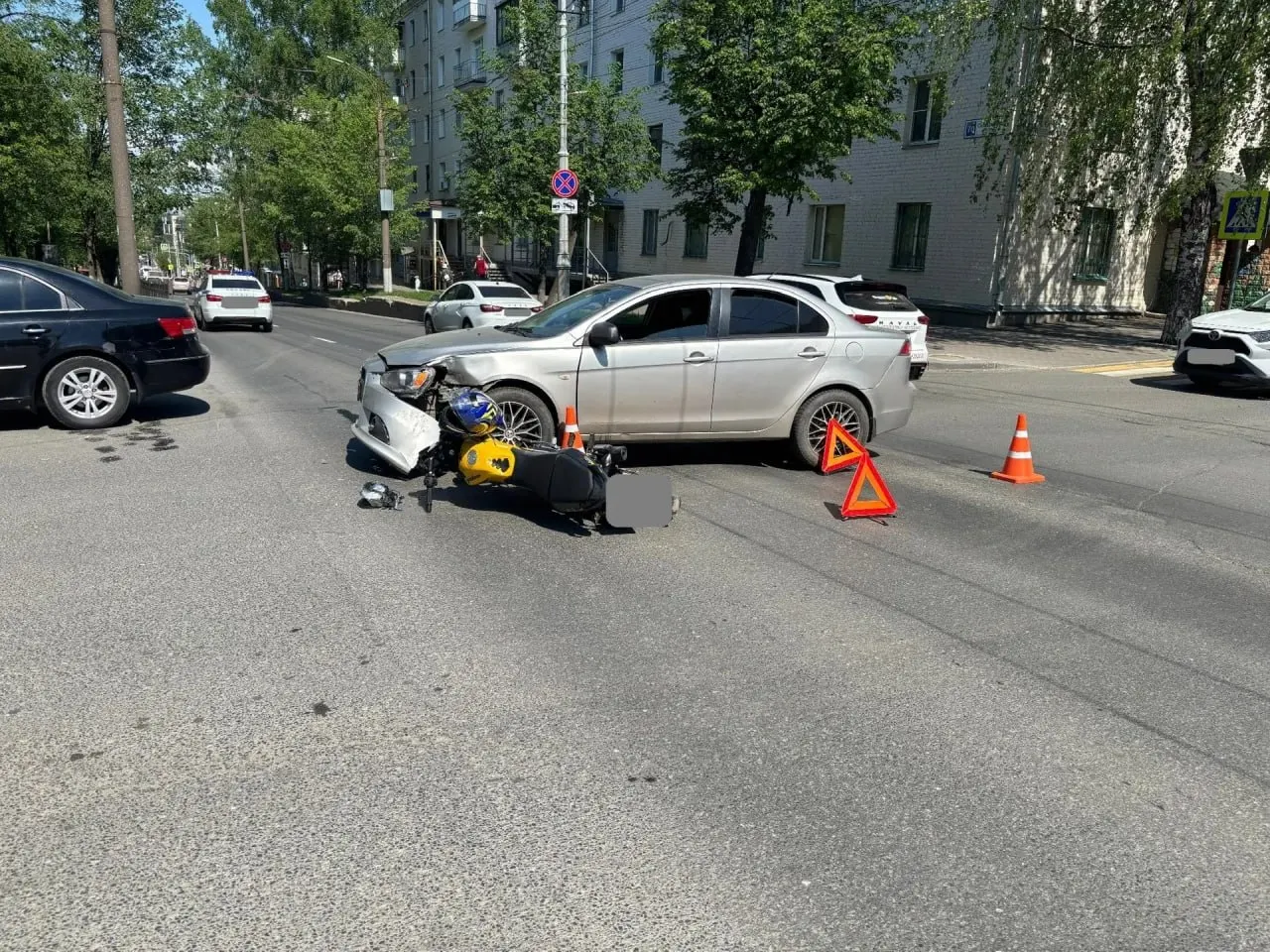 19 мая на Октябрьском проспекте столкнулись Mitsubishi Lancer и мотоцикл Bajaj; 16‑летний водитель мотоцикла получил травмы.
