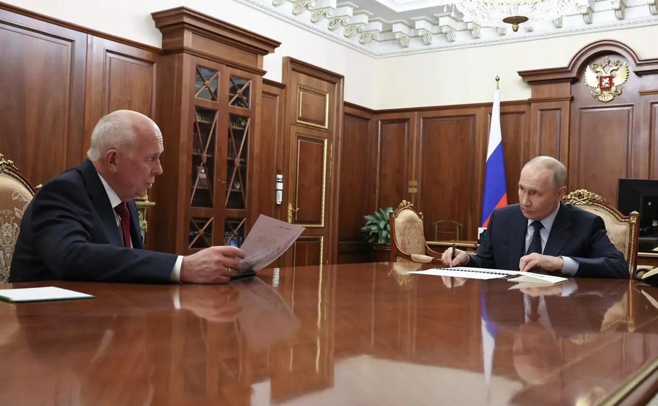 Глава Ростеха доложил президенту, что серийный запуск МС‑21 и «Суперджета‑100» отложен до следующего года; ранее обещали старт в 2026 году, а планы по объемам производства смещены на более поздний срок.