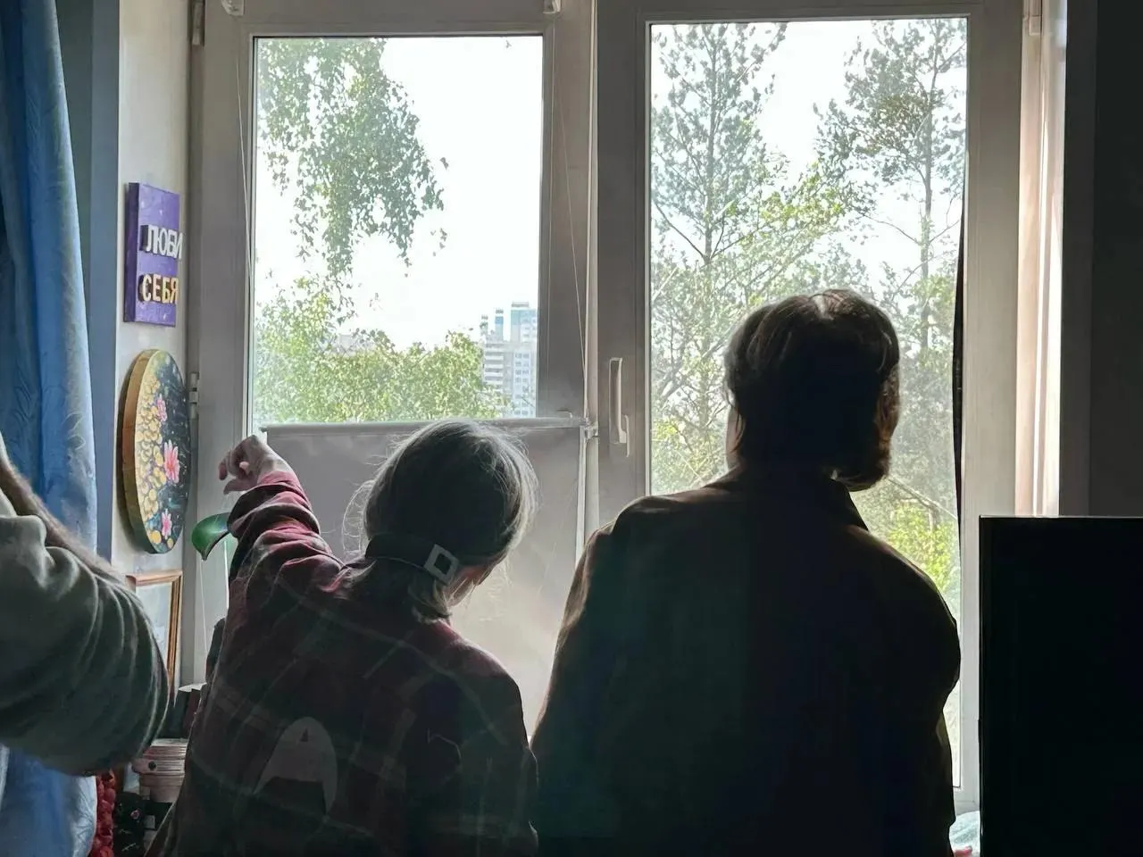 В Химках беспилотник врезался в частный дом — есть погибшая и пострадавший, зарегистрированы попадания в многоквартирный дом и другие населённые пункты Подмосковья. По стране за ночь сообщается о 555 сбитых дронах.