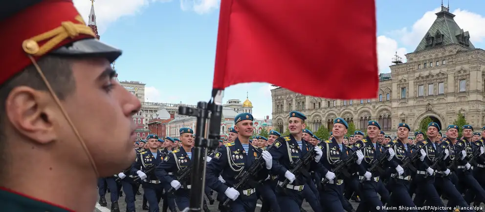 В ряде регионов парады и салюты в День Победы пройдут в сокращённом формате или отменены. Решения объясняют соображениями безопасности и перераспределением военной техники; это может по‑разному отразиться на настроениях избирателей перед выборами.