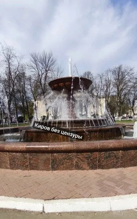 Фонтан на Театральной площади снова работает — место вновь оживилось, жители могут подойти и увидеть его в действии.