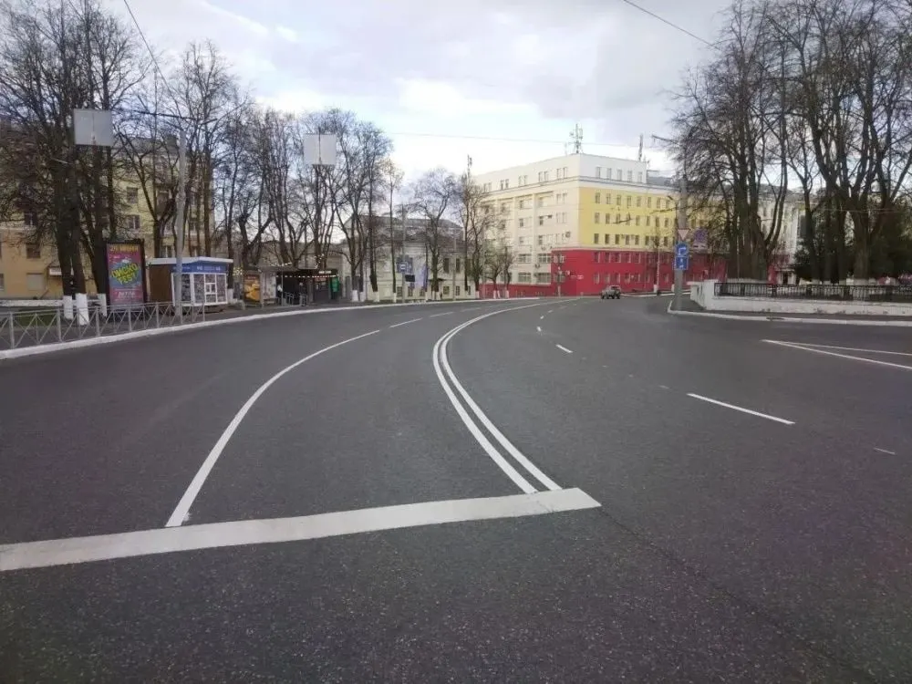 В Кирове начали обновлять горизонтальную разметку: работы запланированы на 200 улицах, на эти цели выделено 130 млн рублей. Уже выполнены работы на 57 участках.