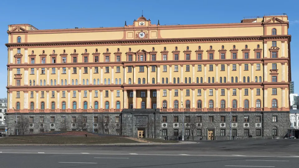 Руководитель Пограничной службы ФСБ сообщил о возведении заграждений и ужесточении режима на западных границах, что, по его словам, повышает риск инцидентов и заставляет готовиться к разным сценариям.