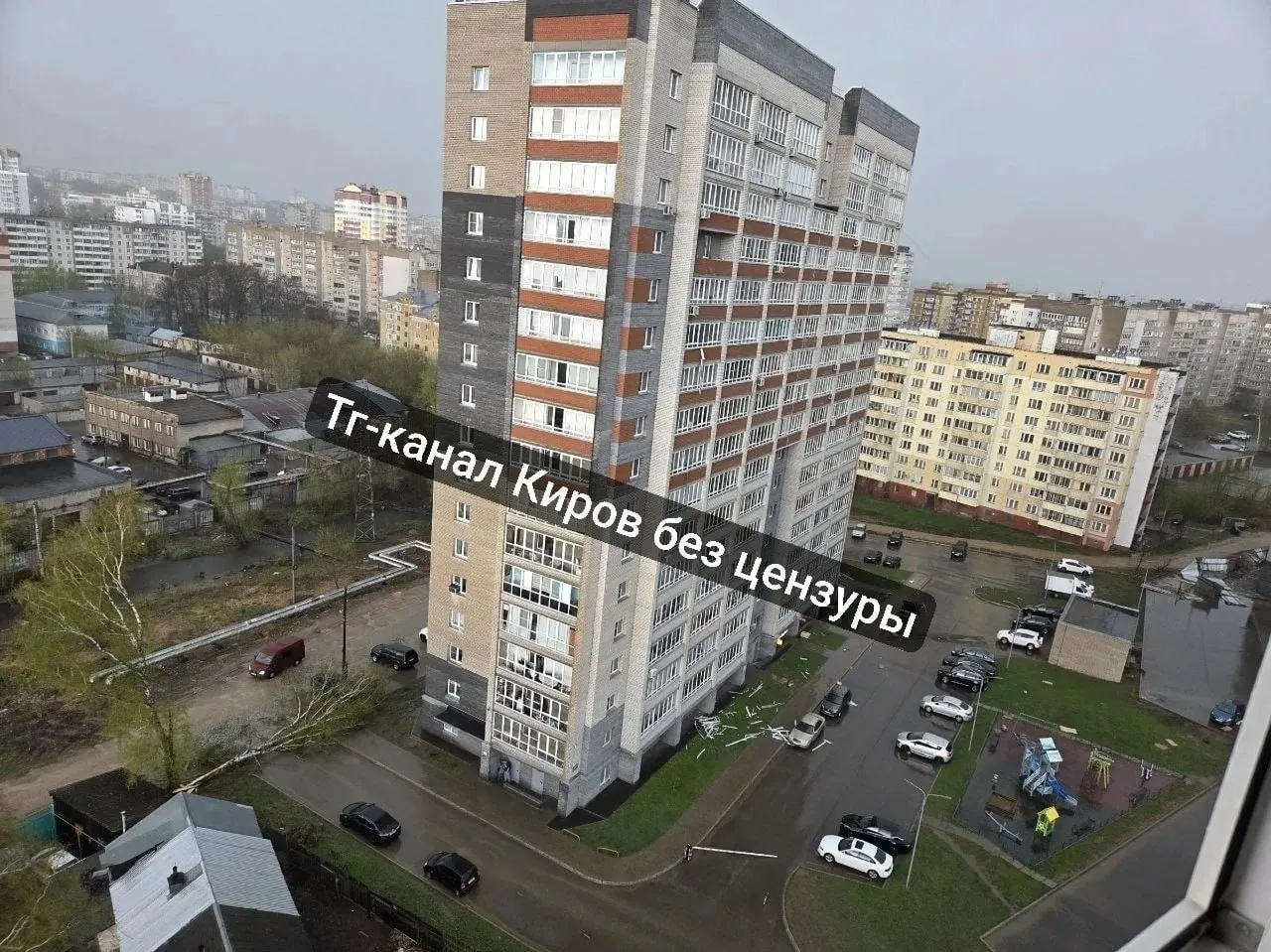 Сильный ветер на Хлыновской улице повалил дерево и сорвал оконную раму с балкона. Подробности пока уточняются.