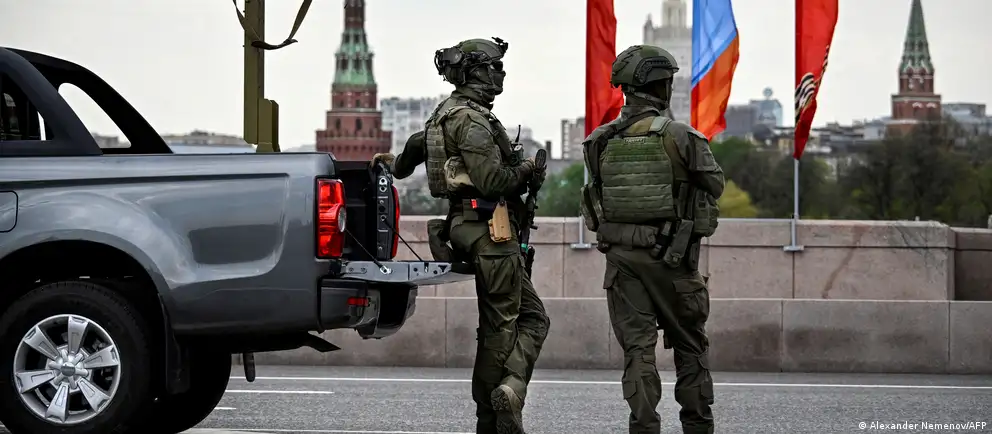 Власти изменили формат парада на Красной площади и отозвали ранее выданные аккредитации зарубежным репортёрам. Торжества пройдут в сокращённом виде без военной техники на фоне угроз и атак беспилотников.