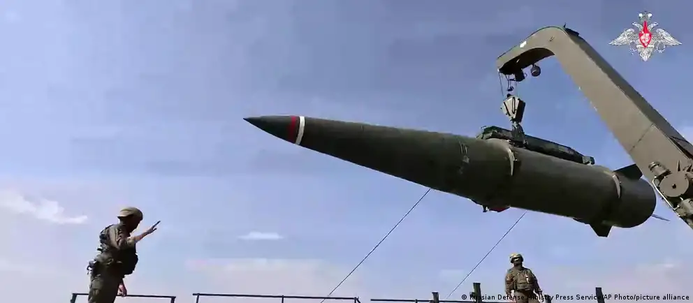 Учения с участием почти 65 тысяч военнослужащих, более 200 пусковых установок и восьми стратегических ракетных субмарин; отдельно отрабатывается совместное с Беларусью применение размещённого там ядерного оружия.